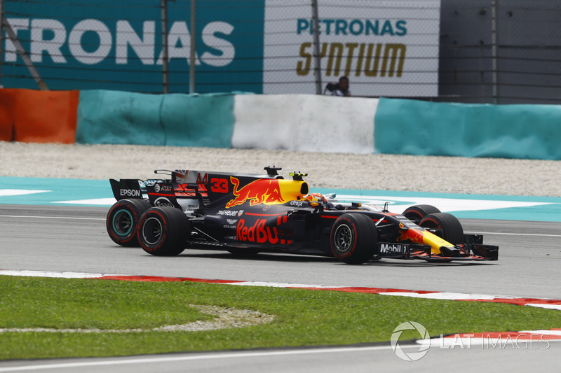 Max Verstappen, Red Bull Racing RB13, Lewis Hamilton, Mercedes AMG F1 W08'i liderlik için geçiyor
