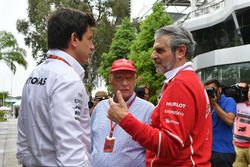 Toto Wolff, Direttore del Motorsport Mercedes AMG F1, Maurizio Arrivabene, Team Principal Ferrari e