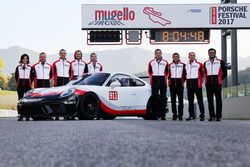 Foto di gruppo con la nuova Porsche GT3 Cup per il 2018