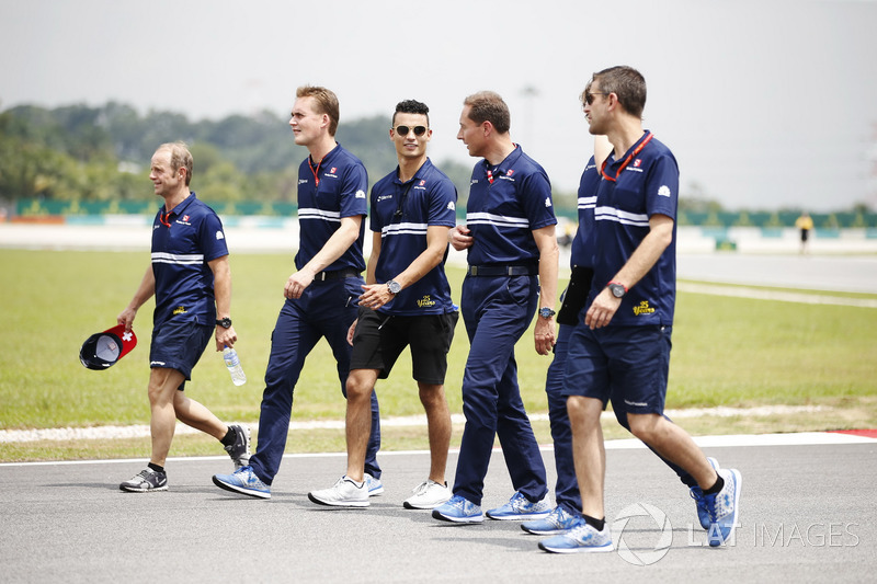 Pascal Wehrlein, Sauber, walks the track including physio Josef Leberer