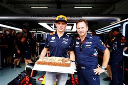 Christian Horner, jefe de Red Bull, entrega una tarta de 20º cumpleaños a Max Verstappen