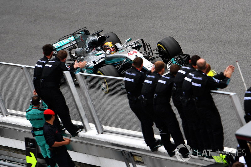 Lewis Hamilton, Mercedes-Benz F1 W08 melewati garis finis
