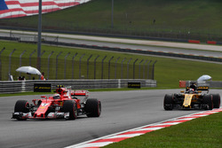 Kimi Raikkonen, Ferrari SF70H et Nico Hulkenberg, Renault Sport F1 Team RS17