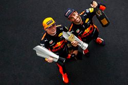 Max Verstappen, Red Bull Racing, racewinnaar, derde plaats Daniel Ricciardo, Red Bull Racing, met tr