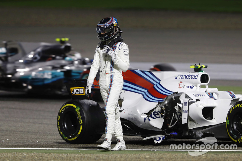 Lance Stroll, Williams FW40, walks away from his crashed car as Valtteri Bottas, Mercedes AMG F1 W08