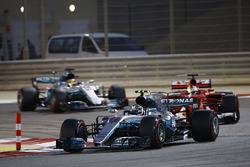 Valtteri Bottas, Mercedes AMG F1 W08, Sebastian Vettel, Ferrari SF70H y Lewis Hamilton, Mercedes AMG