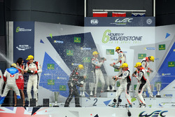 Podium LMP2: Racewinnaars #38 DC Racing Oreca 07 Gibson: Ho-Pin Tung, Oliver Jarvis, Thomas Laurent,