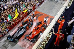 Podio: il vincitore della gara Sebastian Vettel, Ferrari, Matteo Togninalli, Chief Race Engineer, Fe