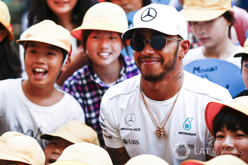 Гонщик Mercedes AMG F1 Льюис Хэмилтон и болельщики