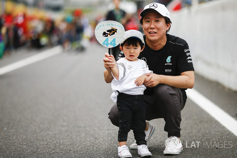 Юный болельщик Льюиса Хэмилтона, Mercedes AMG F1