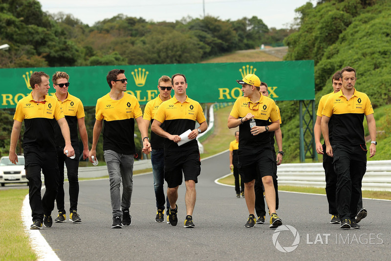 Jolyon Palmer, Renault Sport F1 Team walks the track