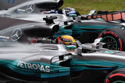 Il poleman Lewis Hamilton, Mercedes-Benz F1 W08 e Valtteri Bottas, Mercedes-Benz F1 W08 festeggia nel parco chiuso