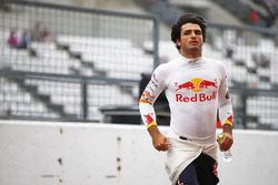 Carlos Sainz Jr., Scuderia Toro Rosso, in the pits after his crash