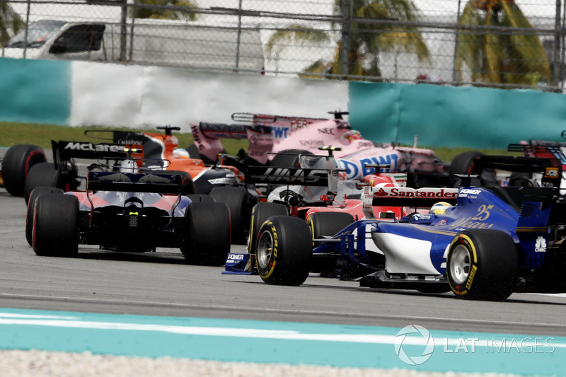 Carlos Sainz Jr., Scuderia Toro Rosso STR12, Sebastian Vettel, Ferrari SF70H, Marcus Ericsson, Sauber C36, saat start