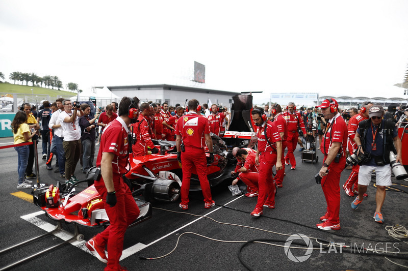 Raikkonen reports power issues on his way to the grid