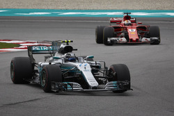 Валттери Боттас, Mercedes AMG F1 W08, и Себастьян Феттель, Ferrari SF70H
