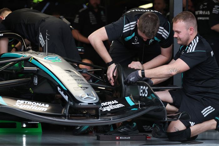 Mecánicos de Mercedes trabajando 