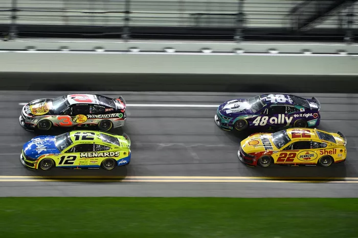 Austin Dillon, Richard Childress Racing Chevrolet, Ryan Blaney, Team Penske Ford, Alex Bowman, Hendrick Motorsports Chevrolet, Joey Logano, Team Penske Ford