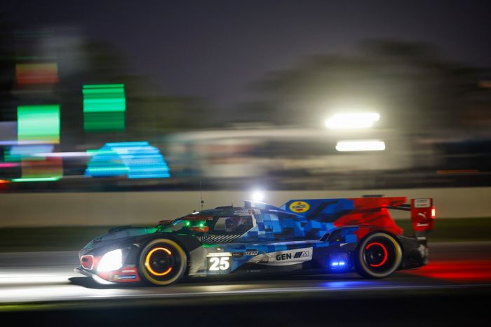 #25 BMW M Team WRT BMW M Hybrid V8: Philipp Eng, Marco Wittmann, Kevin Magnussen