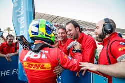 Le vainqueur Lucas di Grassi, ABT Schaeffler Audi Sport dans le parc fermé avec son équipe