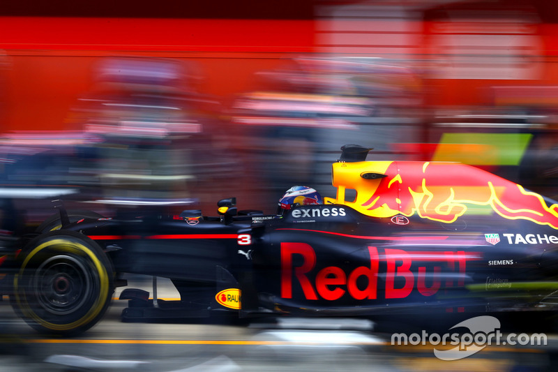 Daniel Ricciardo, Red Bull Racing during pitstop