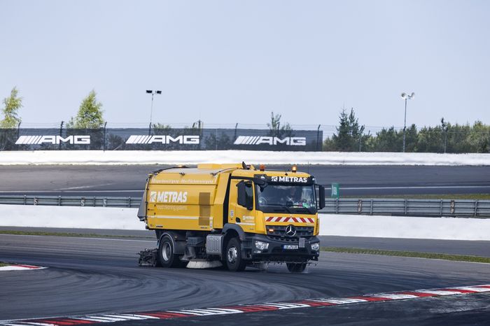Oil cleaing on track