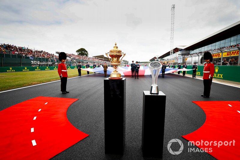 Los trofeos en la parrilla