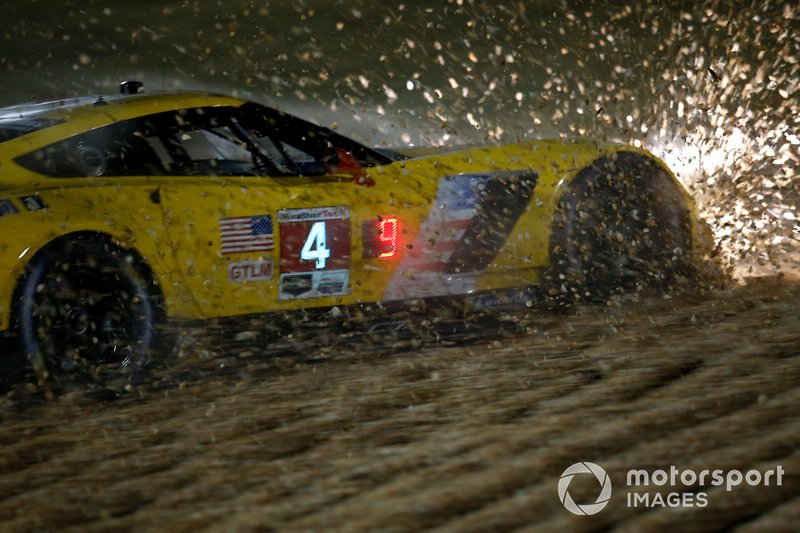#4 Corvette Racing Corvette C7.R: Oliver Gavin, Tommy Milner, Marcel Fässler, nella ghiaia