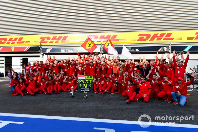 Charles Leclerc, Ferrari, festeggia con il suo team, incluso Mattia Binotto, Team Principal Ferrari e Laurent Mekies, Sporting Director, Ferrari