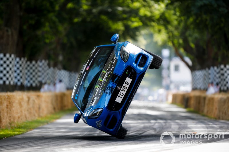 Terry Grant, conductor de acrobacias, sube la colina en un Jaguar F-Type R Coupe sobre 2 ruedas