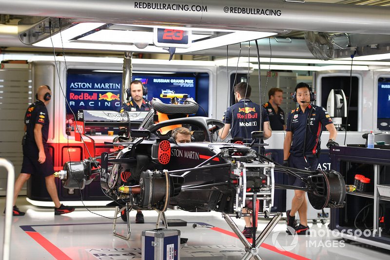 Un Red Bull Honda en el pit garage