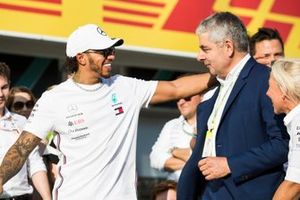 Lewis Hamilton, Mercedes AMG F1, con l'attore Rowan Atkinson