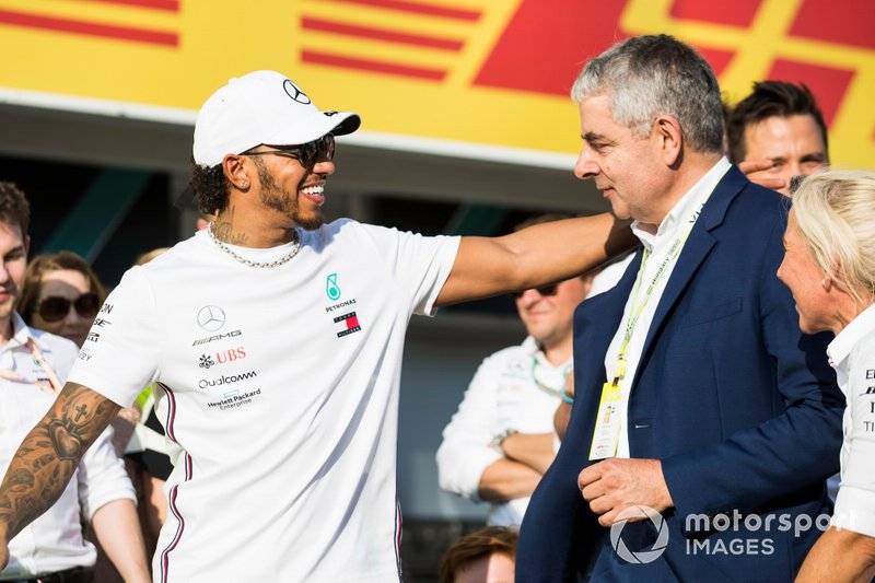 Lewis Hamilton, Mercedes AMG F1, con el actor Rowan Atkinson