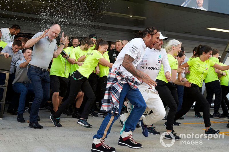 Lewis Hamilton, Mercedes AMG F1, 1st position, Valtteri Bottas, Mercedes AMG F1, 2nd position, and the Mercedes team celebrate victory