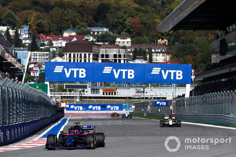 Daniil Kvyat, Toro Rosso STR14, Kimi Raikkonen, Alfa Romeo Racing C38