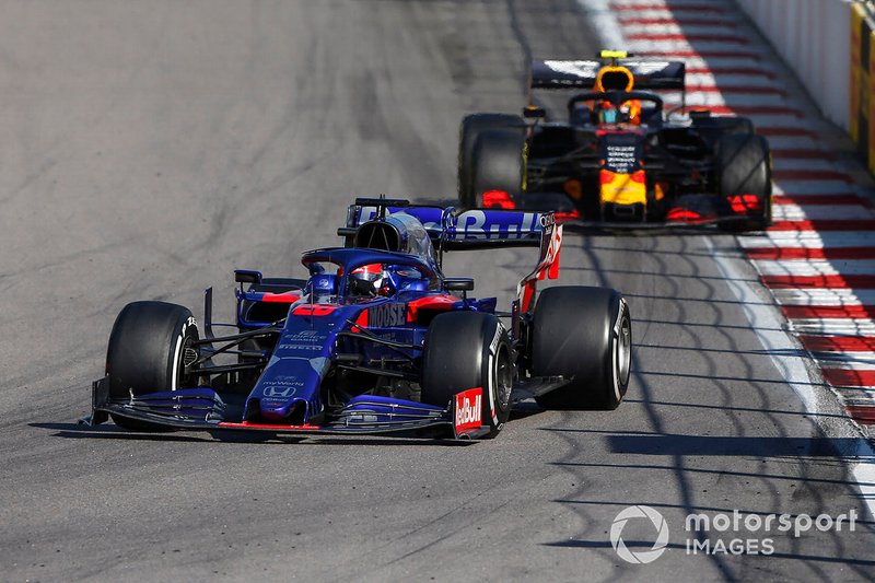 Daniil Kvyat, Toro Rosso STR14, precede Alex Albon, Red Bull RB15