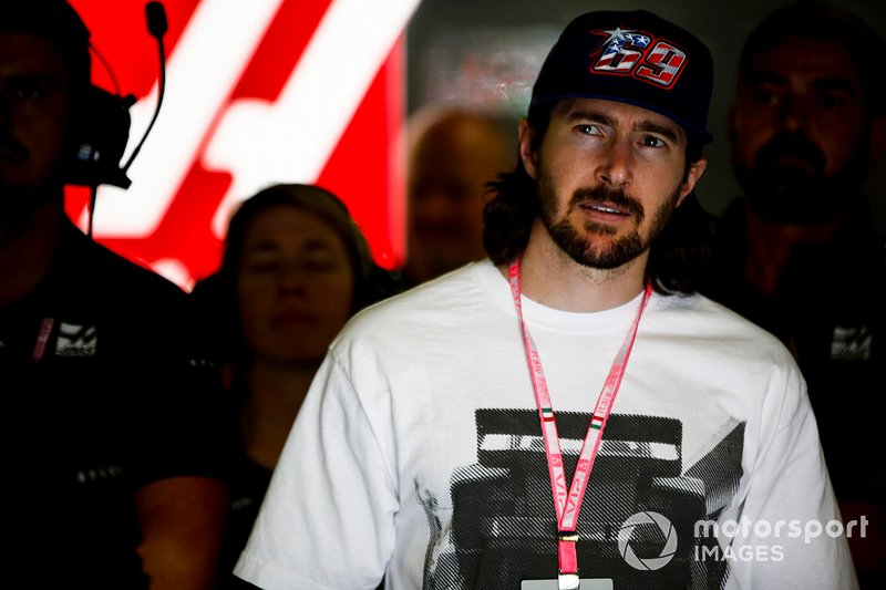 Le pilote d'IndyCar JR Hildebrand