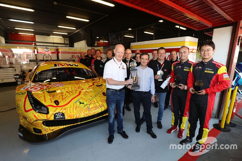 Pierre Fillon consegna i trofei per il podio di Le Mans a Jim McWhirter, Tim Sugden e i piloti Jeffrey Segal e Wei Lu, JMW Motorsport