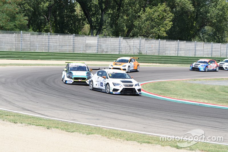 Salvatore Tavano, Scuderia del Girasole by Cupra Racing, Cupra TCR, davanti a Marco Pellegrini, Target Competition, Hyundai i30 N TCR