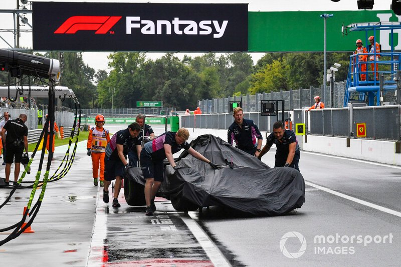 Meccanici riportano l'auto di Sergio Perez, Racing Point RP19, al garage