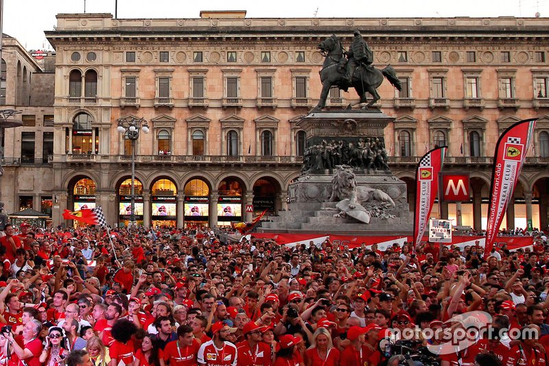 La Piazza Duomo con los fans de Ferrari