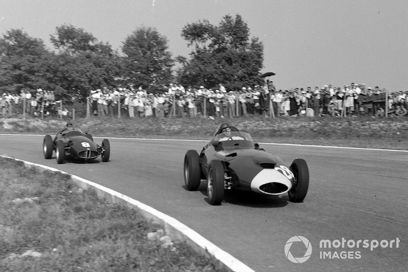 Tony Brooks, Vanwall, devant Jean Behra, BRM P25