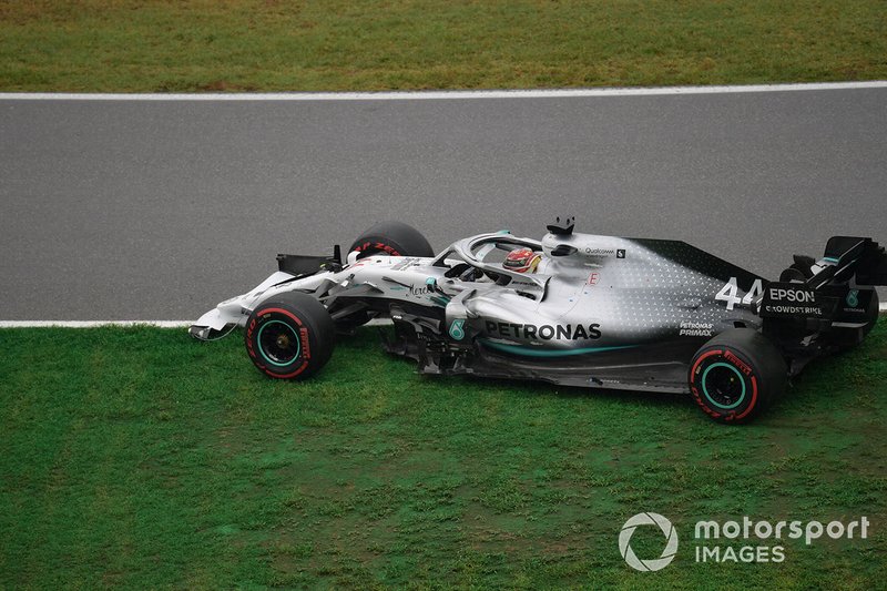 Lewis Hamilton, Mercedes AMG F1 W10, percute le mur mais poursuit sa course