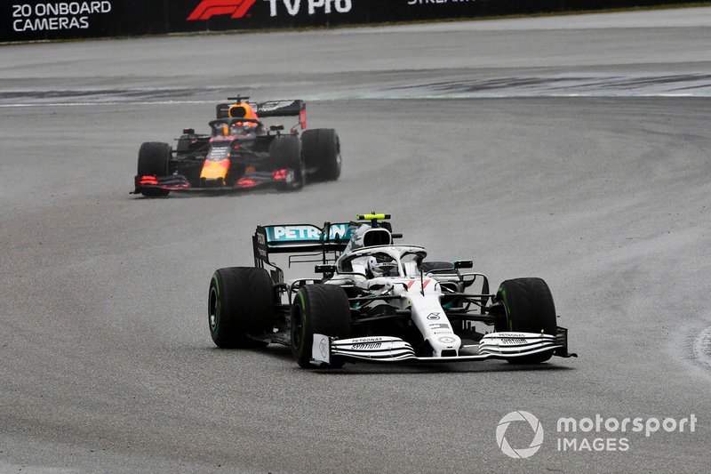 Valtteri Bottas, Mercedes AMG W10, precede Max Verstappen, Red Bull Racing RB15