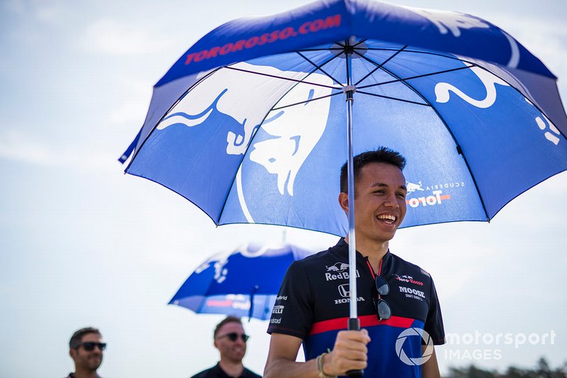 Alexander Albon, Toro Rosso recorre la pista con sus mecánicos