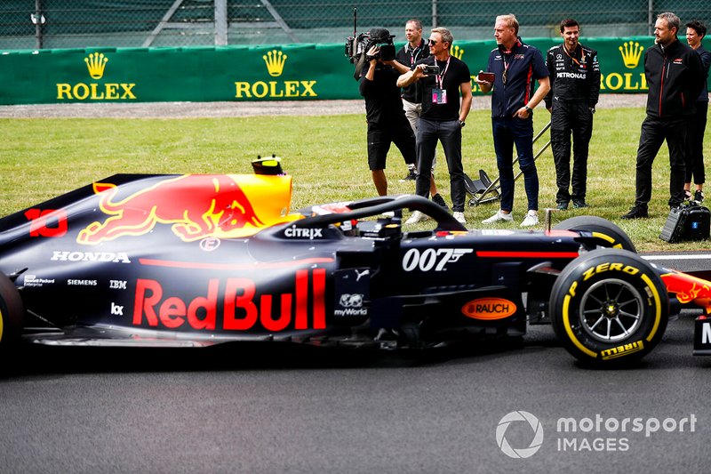 El actor Daniel Craig filma un video de Pierre Gasly, Red Bull Racing RB15, llegando a la parrilla de salida