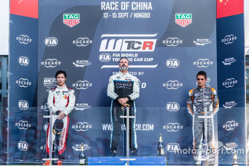 Podio: il vincitore della gara Yvan Muller, Cyan Racing Lynk & Co 03 TCR, secondo classificato Ma Qing Hua, Team Mulsanne Alfa Romeo Giulietta TCR, terzo classificato Mikel Azcona, PWR Racing CUPRA TCR