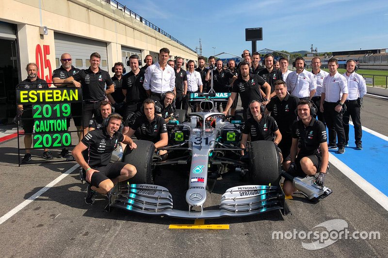 Esteban Ocon, Mercedes AMG F1 con i membri del team