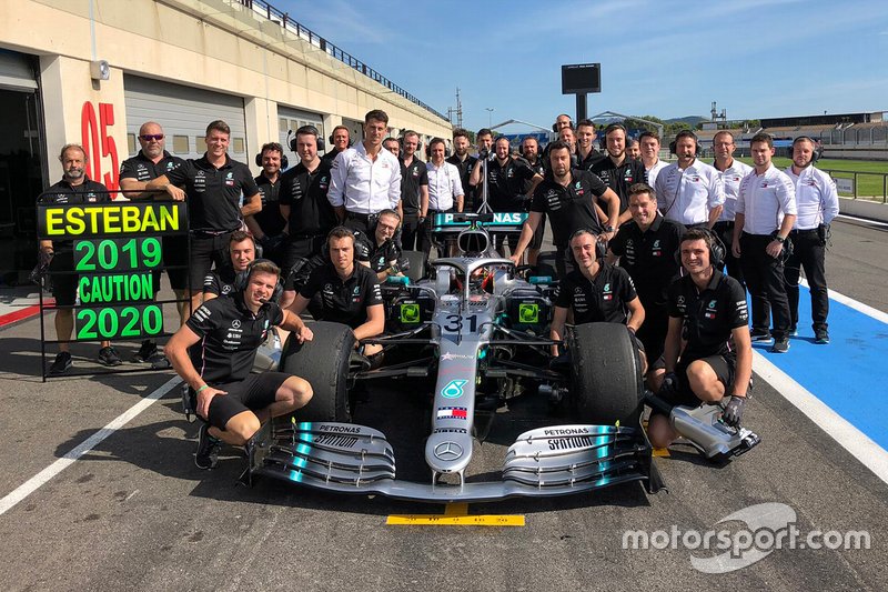 Esteban Ocon, Mercedes AMG F1, avec les membres de son équipe