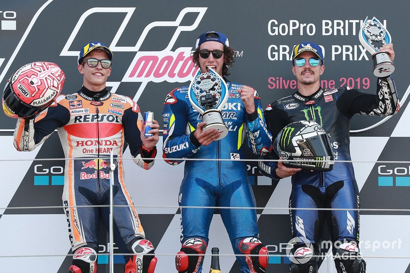 Podio: 1º Alex Rins, 2º Marc Márquez, 3º Maverick Viñales
